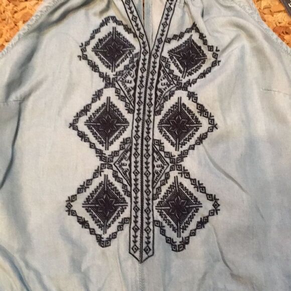 NWT  New Crown & Ivy sleeveless Embroidered chambray romper XS - Picture 3 of 10